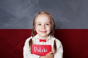 dziewczynka na tle flagi trzymajaca napis 'polski'