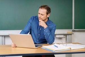 nauczyciel w klasie przy laptopie