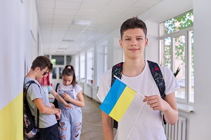 uczen z flaga ukrainy