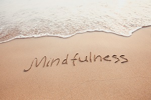 morze piasek napis mindfulness