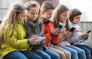 dzieci z tabletami i smartfonami