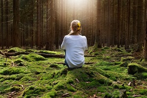 kobieta w lesie odpoczynek