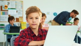 laptop uczen w klasie