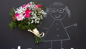 tablica rysunek dziecka trzymajacego kwiaty