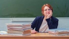 nauczycielka przy biurku w klasie