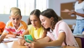 uczniowie klasa smartfon