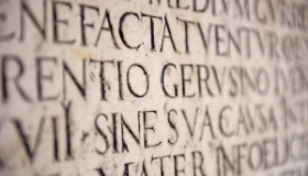 stary lacinski napis na murze