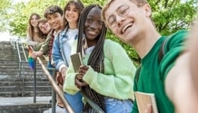 miedzynarodowa grupa studentow