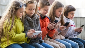 dzieci z tabletami i smartfonami