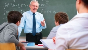 nauczyciel tlumaczy uczniom w klasie