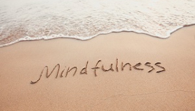 morze piasek napis mindfulness