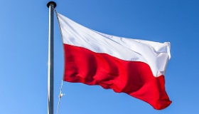 flaga polski na tle nieba