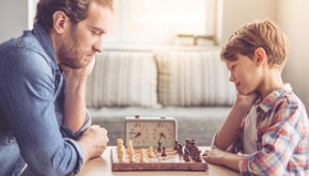 ojciec z synem graja w szachy