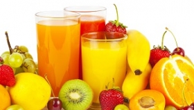 owoce i szklanki z sokiem owocowym